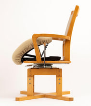 Load image into Gallery viewer, 【日本製】日本製自立轉椅｜免搬移360°旋轉｜實木扶手樂齡椅 Pitatto Chair Assist - HOHOLIFE好好生活
